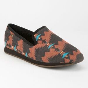 Comfy Sherpa Lined House Shoes in Western Print